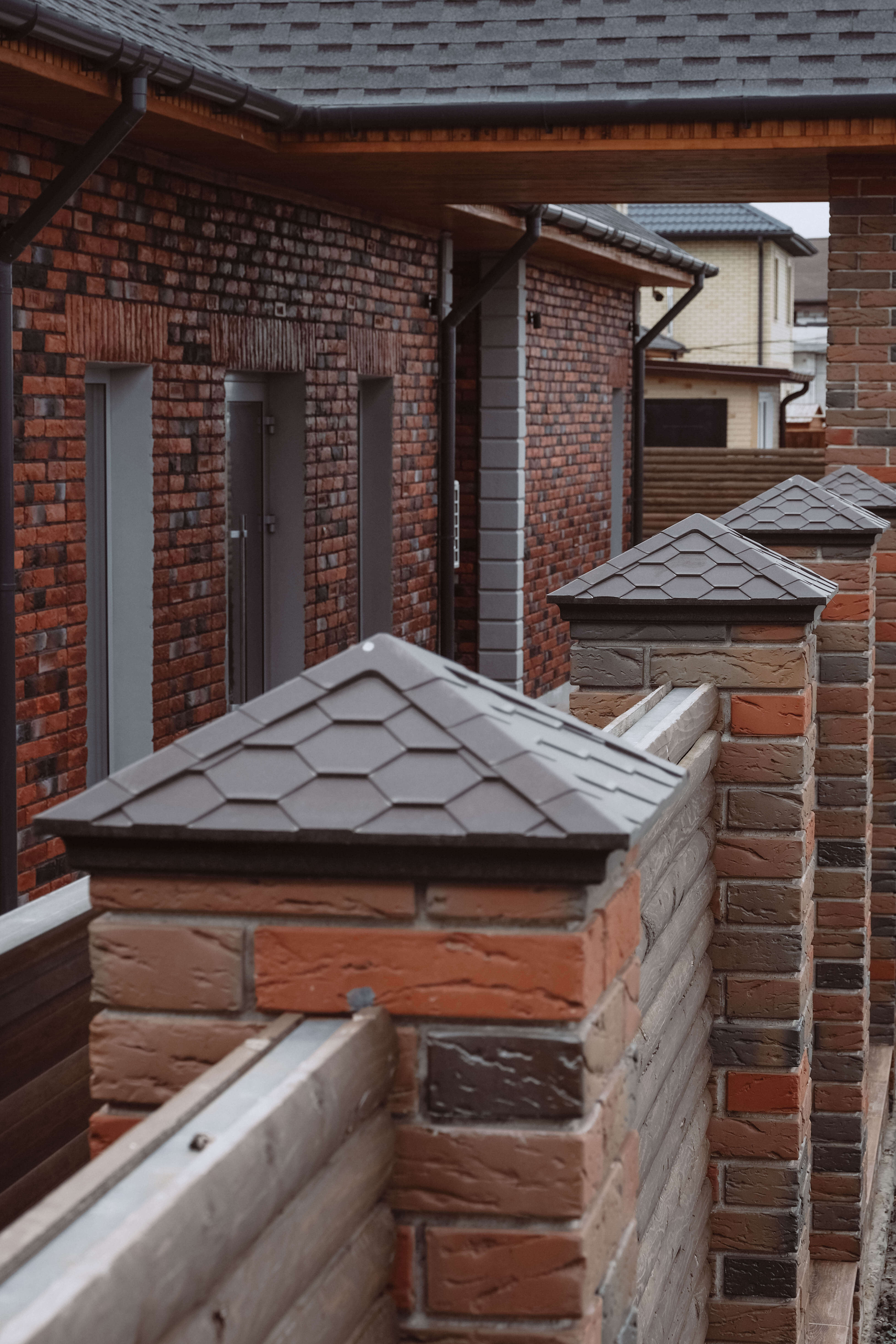 Колпак Zking Эверест Коричневый на столб 1.5х1.5 кирпича (390х390мм) в Электростали фото